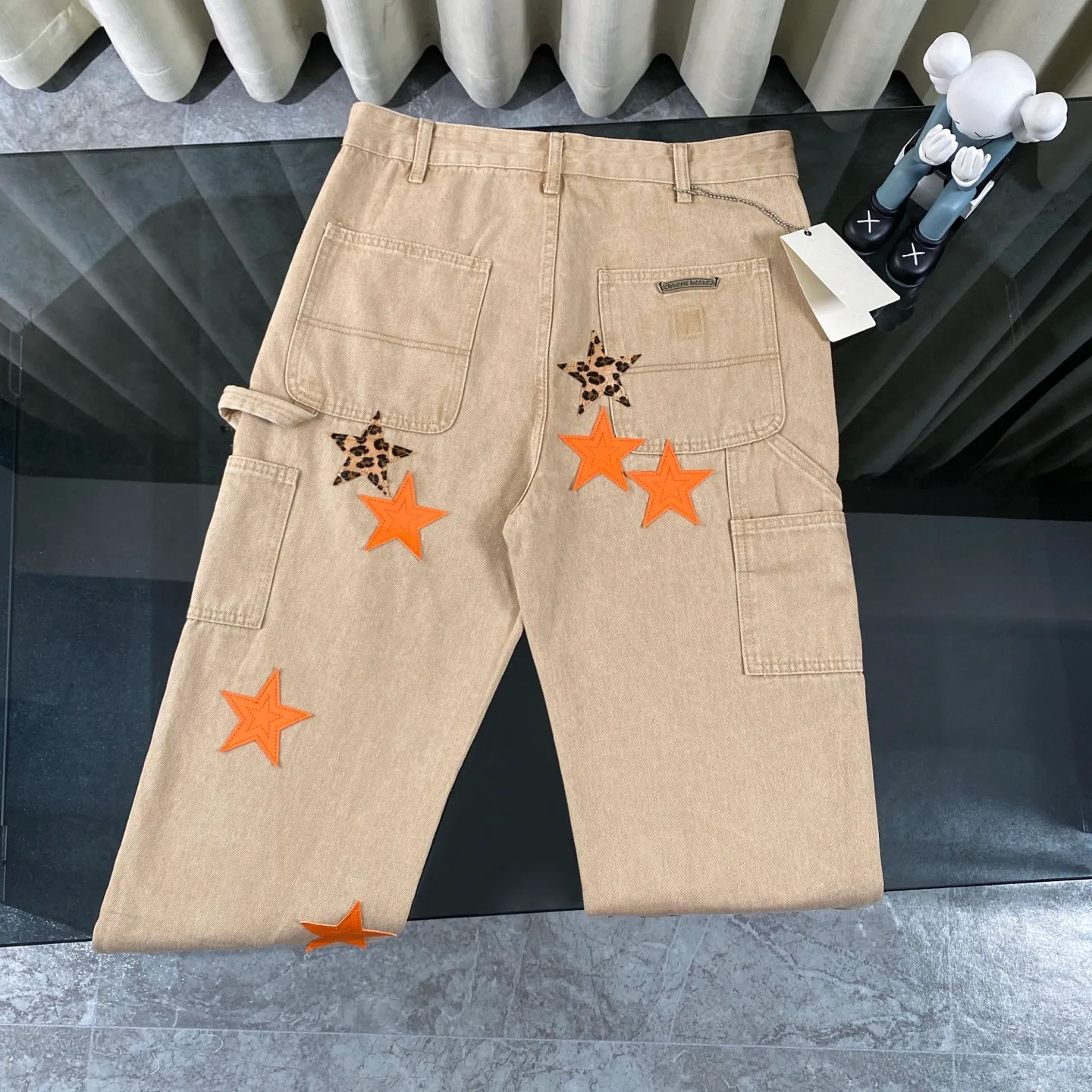 P270 Chrome hearts Chrome hearts Miami limited edition star work jeans logging pants Chrome hearts city limited jeans Hardware customization Original development vintage levis American-made 501 black and gray base remake Levi's American 501 base imported sheepskin 925 silver remake [Top heavy industry fashion design] Consistently high-street luxury style. Speaking of this style, the Zangyin family and GU family are definitely the leading representative brands. Especially the Zangyin family has really achieved a state-of-the-art effect in creating high-street style. The unique washed material is used to create this style. The color system is already quite eye-catching. After it is decorated with patchwork cross flowers, it cleverly highlights the charm of the brand. Secondly, this style uses classic The high-waist cutting design highlights the long legs and fashionable temperament of the upper body. The brand is highly recognizable and the slim fit configuration is more suitable for daily wear. It is a product that interprets personality, fashion, and specifications at a glance. This single product is enough to make any fan excited. It can be a white T-shirt for a youthful college style, or a tight suspender for a royal style. It has strong matching ability and can be easily controlled by men.  [Materials and craftsmanship] Needless to say, this point goes without saying. As an excellent craftsman brand, Zangyin’s requirements for details and craftsmanship are really perfect. The washed color of this model has gone through so many processes, not to mention the embellishment of denim appliques. It is also purely hand-made and sewn. Just like what they believe in, only hand-made things have soul and have the meaning of wear. A top-notch heavy-duty fashionable denim item, I look forward to your perfect interpretation! ! Color: Khaki Size: 30-36